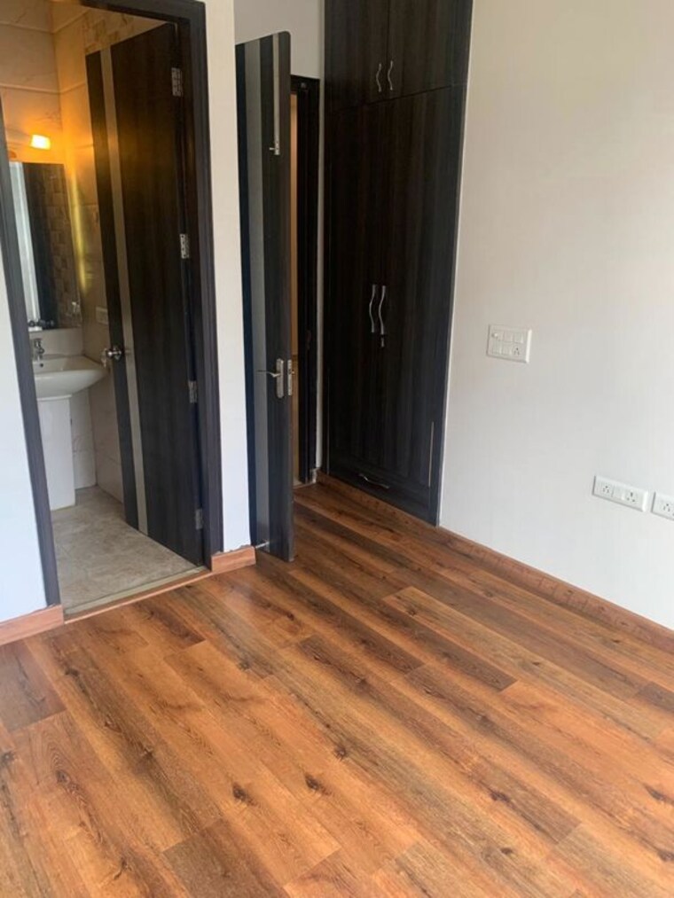 Room, sector 55 3 Bedroom 180 Sq.Yd. Builder Floor In Sector 55 Gurgaon 9731060