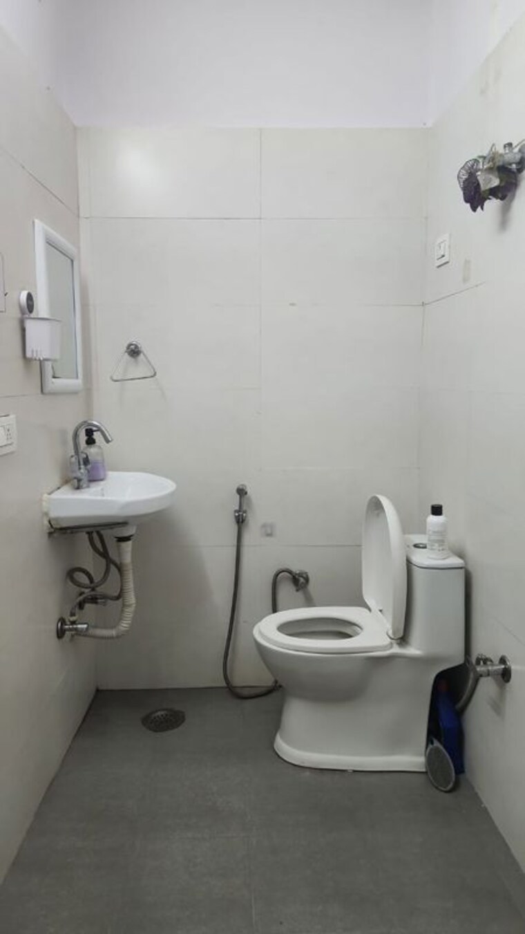 Bathroom, east of kailash 1 Bedroom 1000 Sq.Ft. Builder Floor In East Of Kailash Delhi 9731172