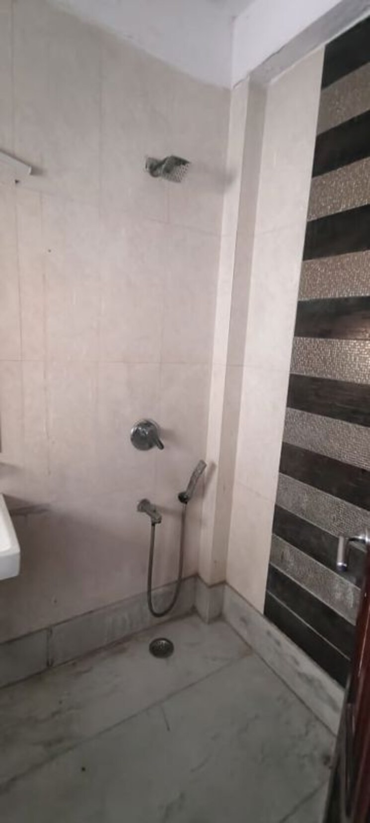 Bathroom, roop nagar 4 Bedroom 2700 Sq.Ft. Builder Floor In Roop Nagar Delhi 9731185