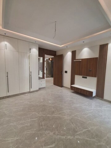 Room in 3.5 BHK Builder Floor at Sector 57 – for Sale