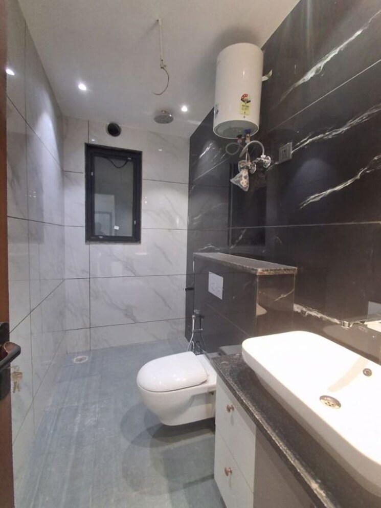 Bathroom, sector 57 3.5 Bedroom 2025 Sq.Ft. Builder Floor In Sector 57 Gurgaon 9731195