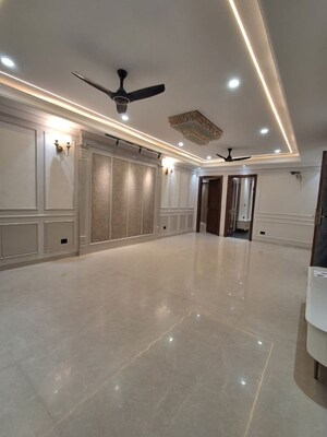 Room in 4 BHK Builder Floor at Ansal Versalia Avante, Sector 67a – for Sale
