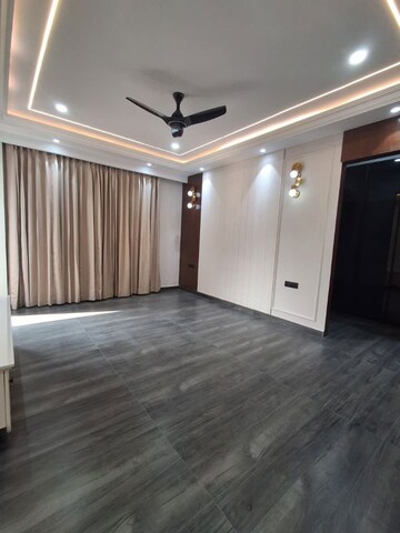 Room in 4 BHK Builder Floor at Ansal Versalia Avante, Sector 67a – for Sale