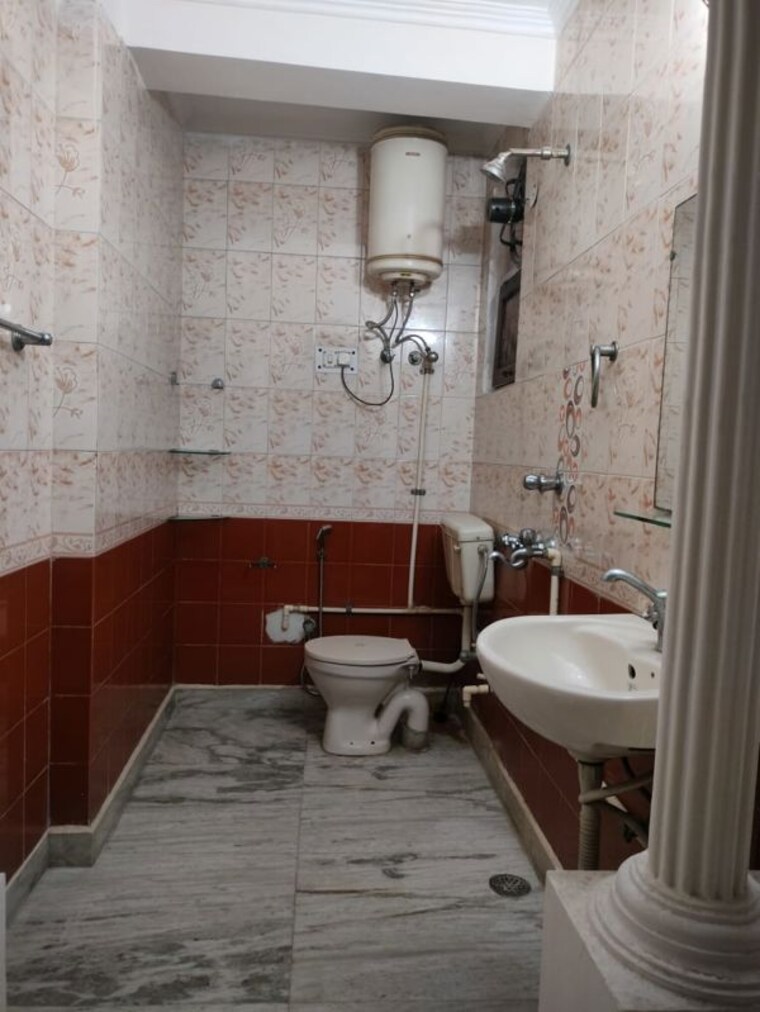 Bathroom, saket 3 Bedroom 1100 Sq.Ft. Builder Floor In Saket Delhi 9731231