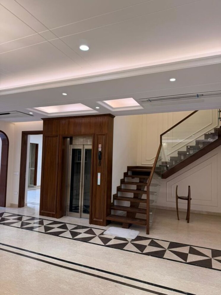  Parking, sector 12 panchkula 6+ Bedroom 350 Sq.Yd. Villa In Sector 12 Panchkula Panchkula 9731246