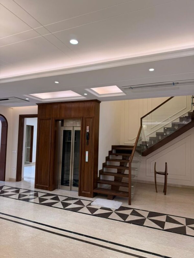  Parking, sector 12 panchkula 6+ Bedroom 350 Sq.Yd. Villa In Sector 12 Panchkula Panchkula 9731246