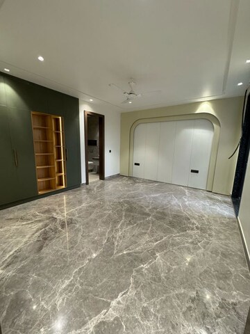 Room in 4 BHK Builder Floor at Sector 48 – for Sale