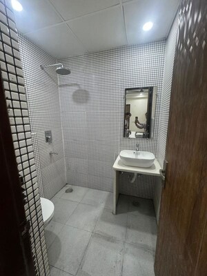 Bathroom in 1 RK Builder Floor at Unitech South City 1, South City 1 – for Rent