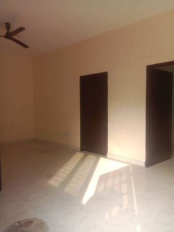 Room in 3 BHK Independent House at RWA Apartments Sector 72, Sector 72 – for Rent