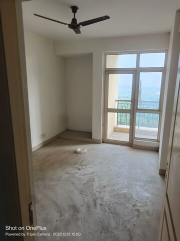 Room in 2.5 BHK Apartment at Grand Omaxe, Gomti Nagar – for Sale