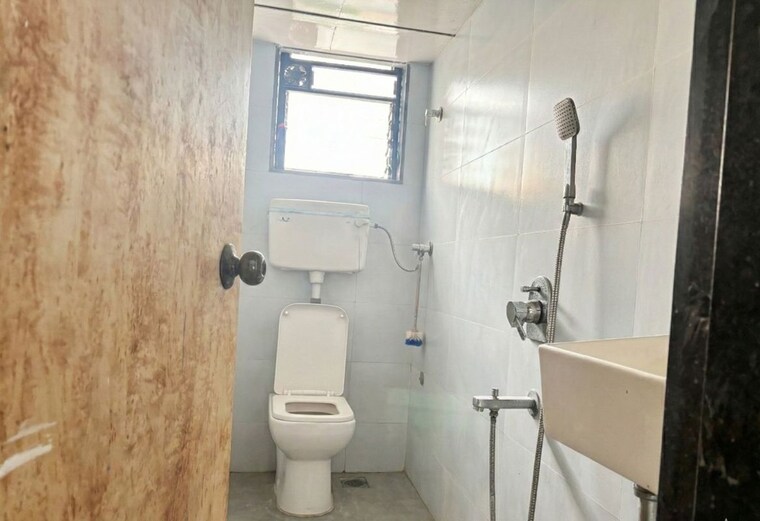 Bathroom, mig-colony 2 Bedroom 950 Sq.Ft. Apartment In Worli Mumbai 9731458