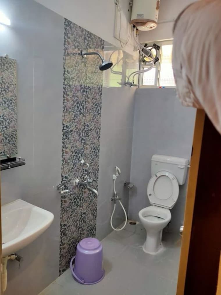 Bathroom, vibhuti khand Pg For Girls In Vibhuti Khand 9731573