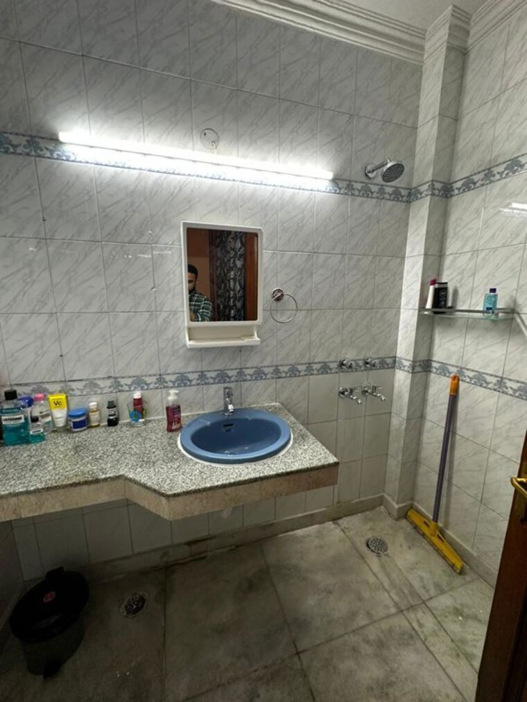 Bathroom, greater kailash i 3 Bedroom 1800 Sq.Ft. Builder Floor In Greater Kailash I Delhi 9731593