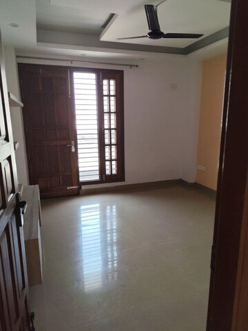 Room in 3 BHK Builder Floor at Sushant Lok Iii – for Rent