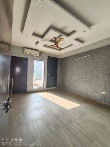 Room in 3 BHK Builder Floor at Sector 40 – for Rent