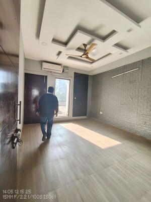 Room in 3 BHK Builder Floor at Sector 40 – for Rent