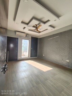 Room in 3 BHK Builder Floor at Unitech The Residences Sector 33, Sector 33 – for Rent