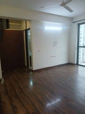 Room in 3 BHK Builder Floor at Unitech The Residences Sector 33, Sector 33 – for Rent