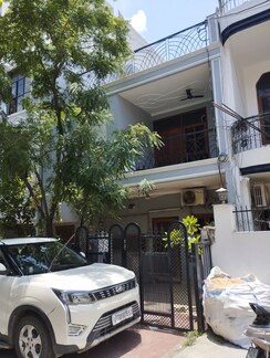 6 BHK + Servant Room Villa For Sale in Sector 108