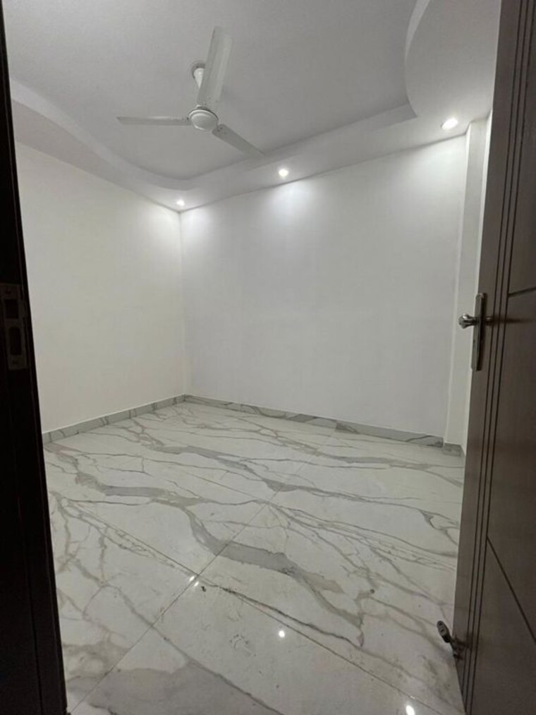 Room, govindpuri 3 Bedroom 90 Sq.Yd. Builder Floor In Govindpuri Delhi 9731823