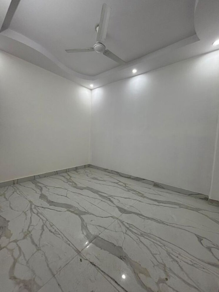 Room, govindpuri 3 Bedroom 90 Sq.Yd. Builder Floor In Govindpuri Delhi 9731823
