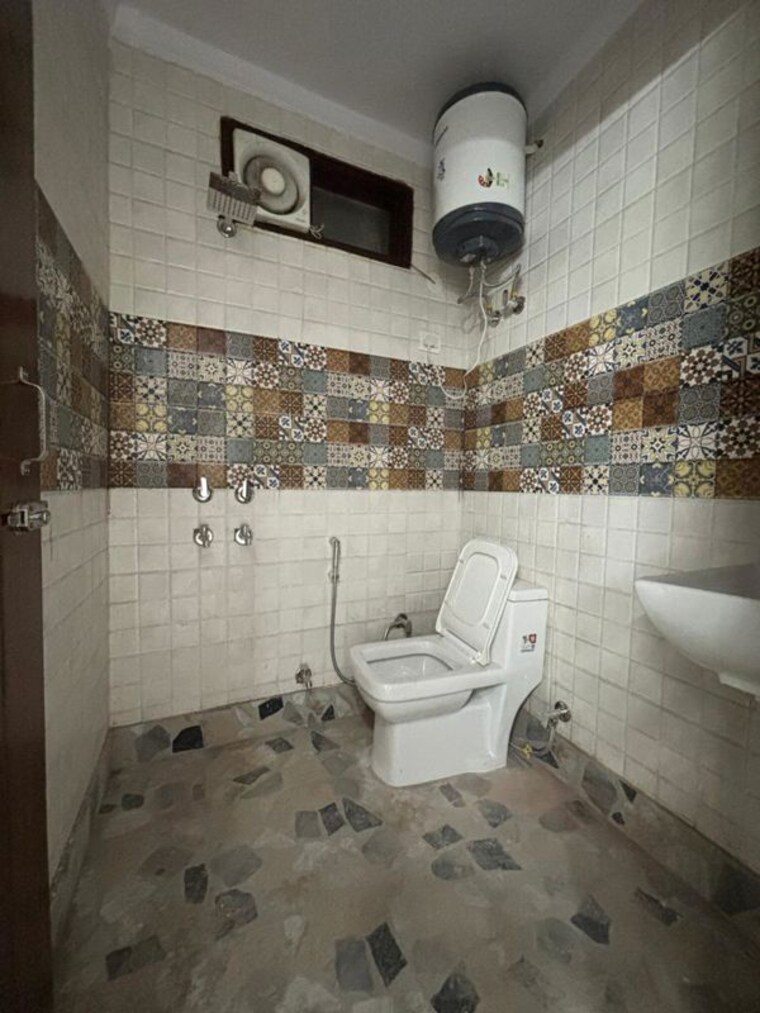 Bathroom, govindpuri 3 Bedroom 90 Sq.Yd. Builder Floor In Govindpuri Delhi 9731823