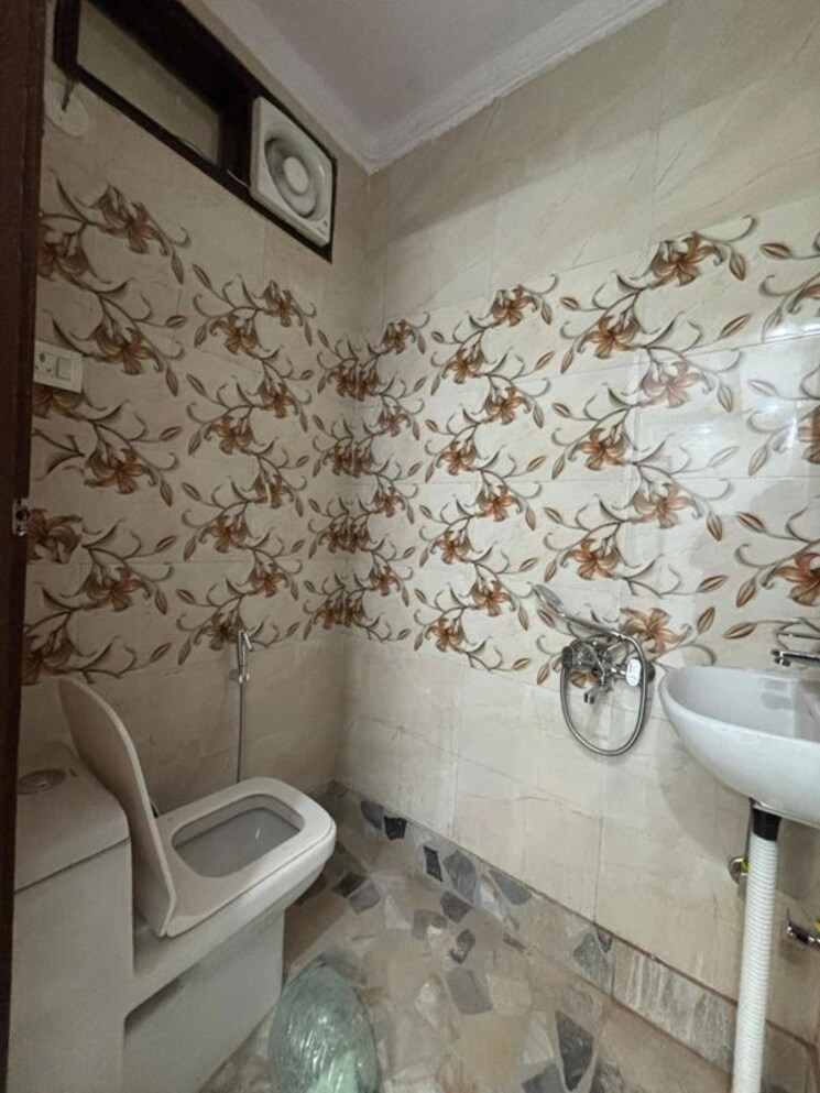 Bathroom, govindpuri 3 Bedroom 90 Sq.Yd. Builder Floor In Govindpuri Delhi 9731823