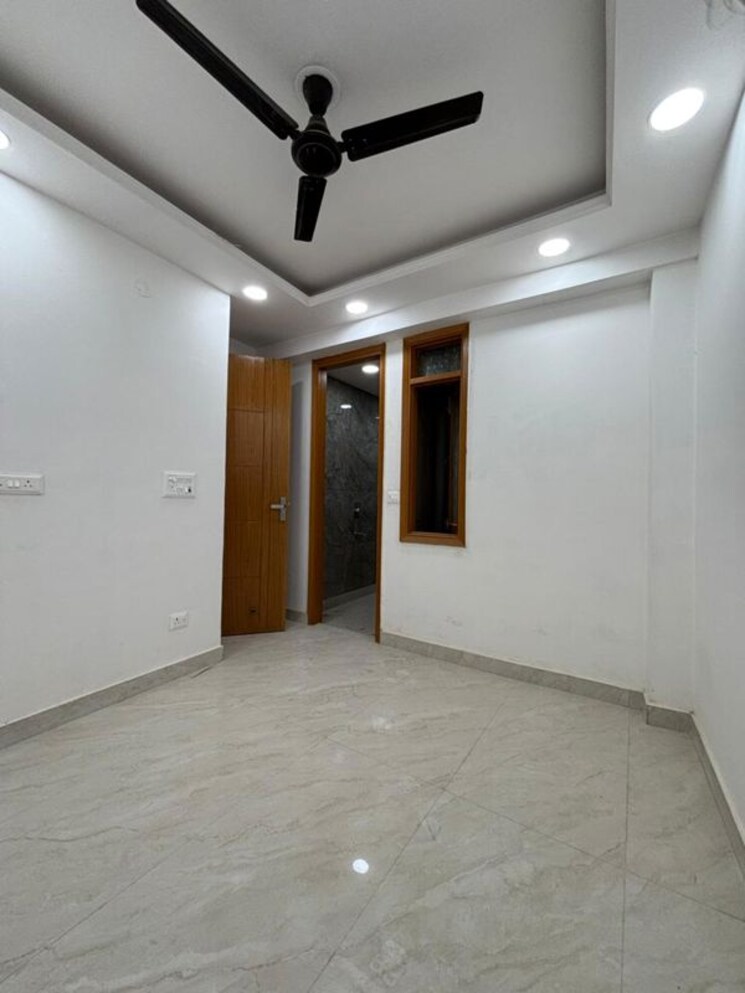 Room, govindpuri 3 Bedroom 90 Sq.Yd. Builder Floor In Govindpuri Delhi 9731823