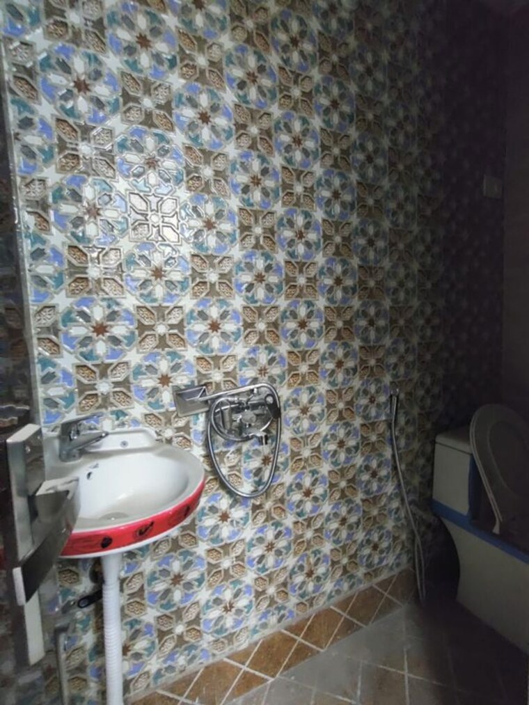 Bathroom, govindpuri 2 Bedroom 60 Sq.Yd. Builder Floor In Govindpuri Delhi 9731842