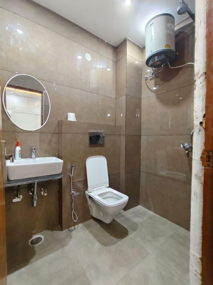 Bathroom, skylar-homes 3 Bedroom 1800 Sq.Ft. Apartment In Patiala Road Zirakpur 9731859