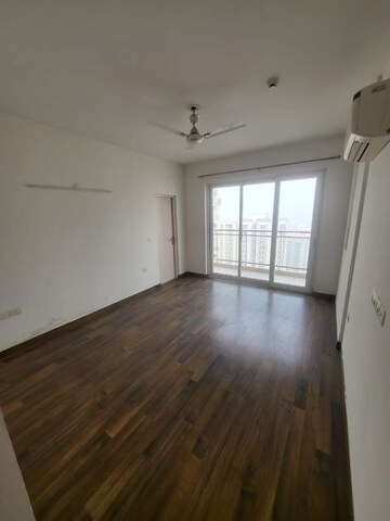 Room in 3 BHK Apartment at Conscient Heritage Max, Sector 102 – for Rent