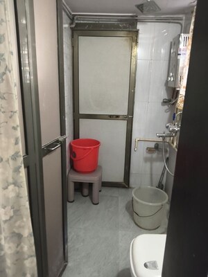 Bathroom in 1 BHK Apartment at Vile Parle West – for Rent