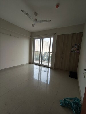 Room in 3 BHK Apartment at Tata Eureka Park, Sector 150 – for Rent