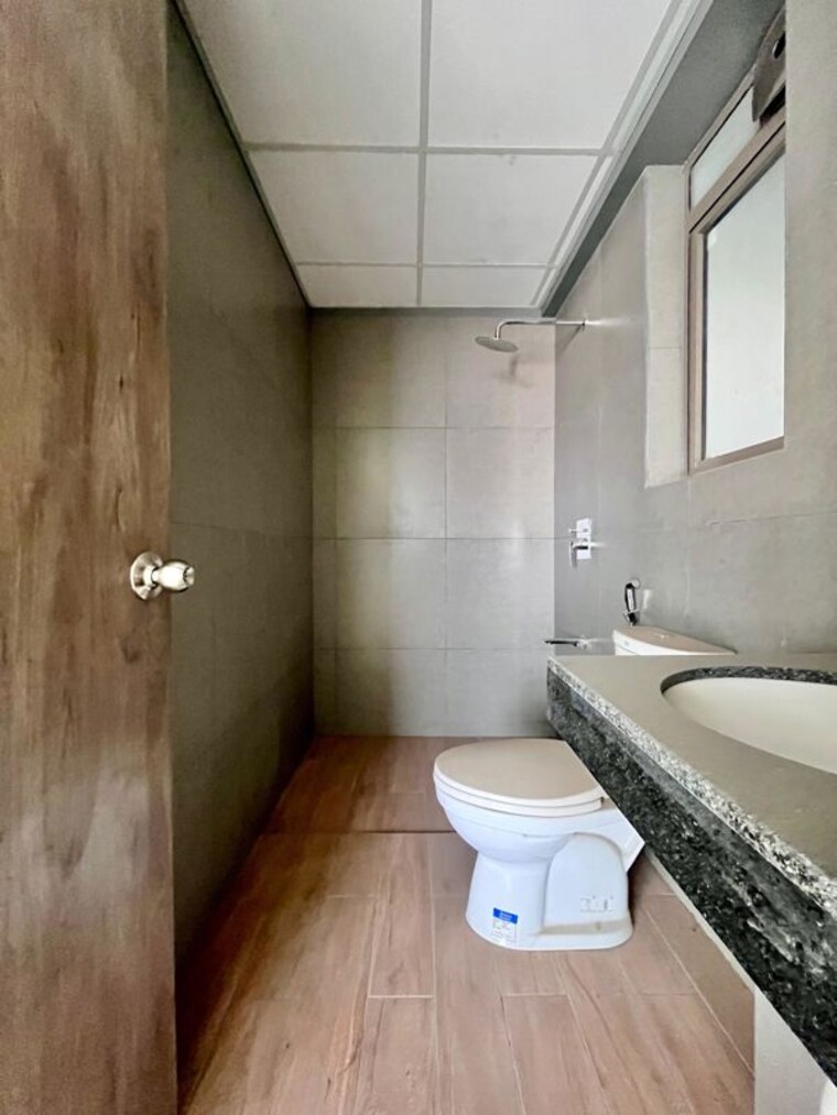 Bathroom, kalpataru-paramount-a 2 Bedroom 900 Sq.Ft. Apartment In Kapur Bawdi Thane 9732053