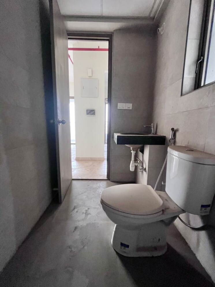 Bathroom, kalpataru-paramount-a 2 Bedroom 900 Sq.Ft. Apartment In Kapur Bawdi Thane 9732053