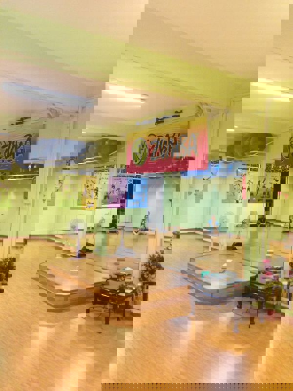 Showroom For Rent in 300 Gaj Big Hall Prime lo