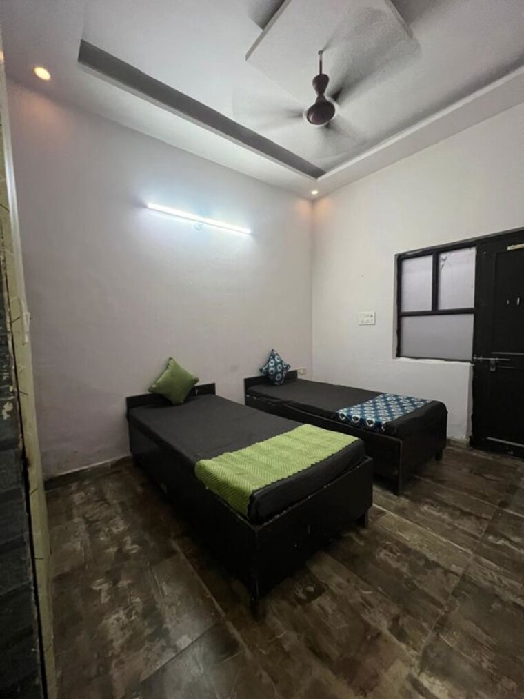 Room, sector 18 Pg For Boys & Girls In Sector 18 9732149