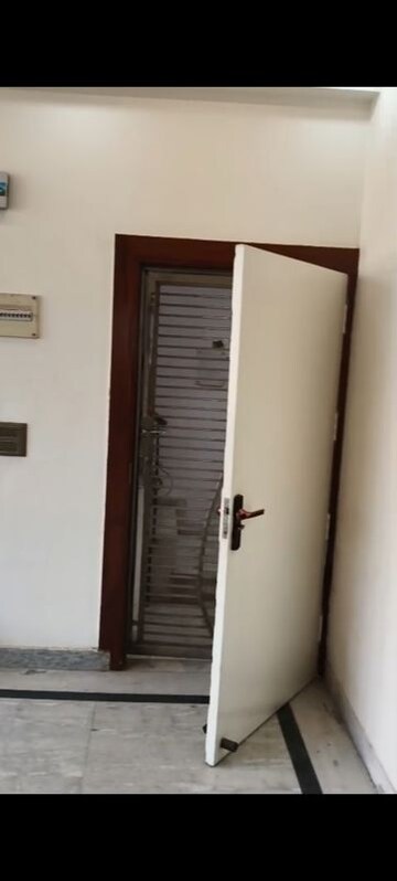 Building Lobby in 3 BHK Builder Floor at Vaishali Sector 5 – for Sale