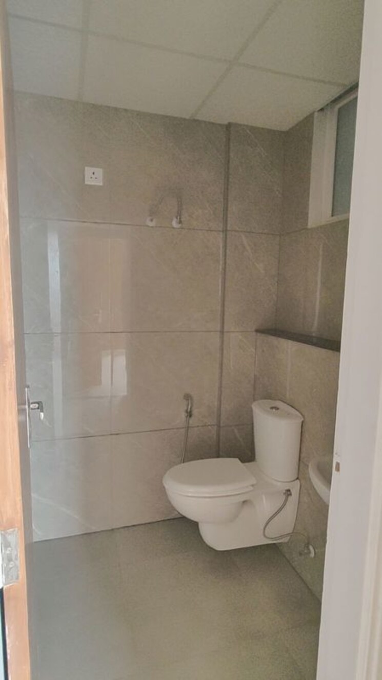 Bathroom, mrs-hi-greens 3 Bedroom 1805 Sq.Ft. Apartment In Kishanpura Zirakpur 9732190