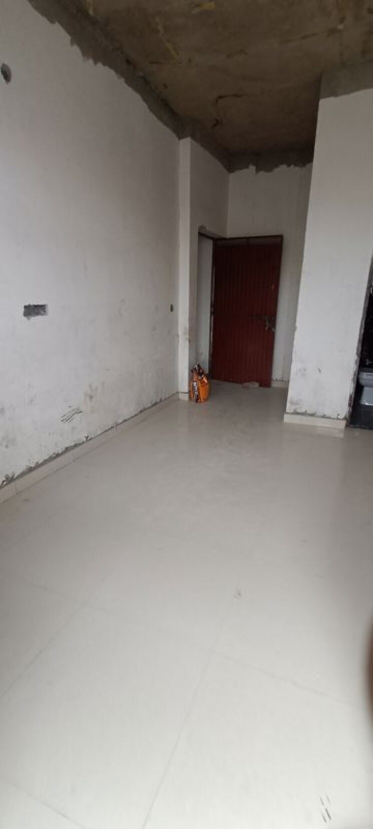 Room, baltana Commercial Showroom 321 Sq.Ft. In Baltana Zirakpur 9728418