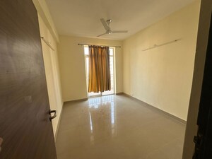 Room in 2 BHK Apartment at Pyramid Elite, Sector 86 – for Rent