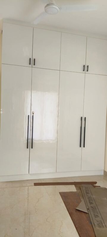 Furnished Amenities in 3.5 BHK Apartment at Shree Vardhman Victoria, Sector 70 – for Rent