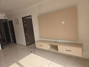 Room in 3.5 BHK Apartment at Rishita Manhattan, Gomti Nagar – for Rent