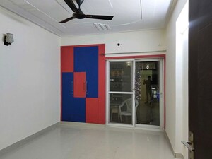 Room in 3 BHK Apartment at Purvanchal Royal Park, Sector 137 – for Rent