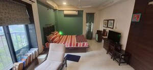 Room in 4 BHK Apartment at Silver Sand CHS, Andheri West – for Rent