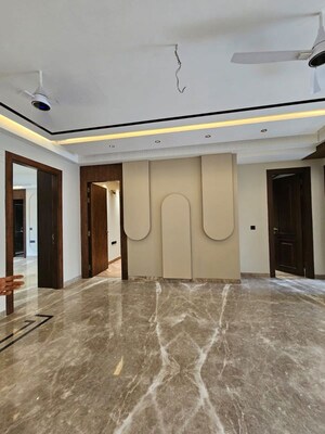Building Lobby in 4 BHK Builder Floor at South City Arcade, Sector 41 – for Sale