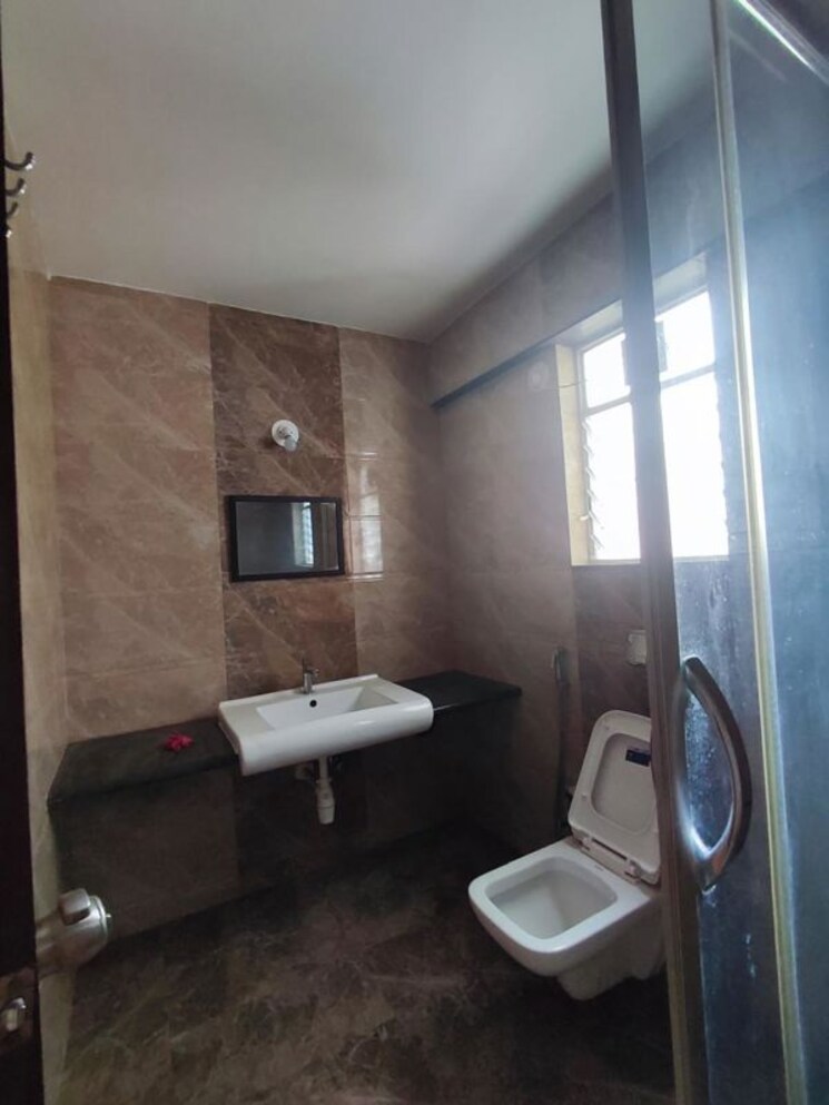 Bathroom, goel-ganga-liviano 3.5 Bedroom 1700 Sq.Ft. Apartment In Kharadi Pune 9733439