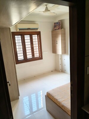Room in 3 BHK Apartment at Naranpura – for Rent
