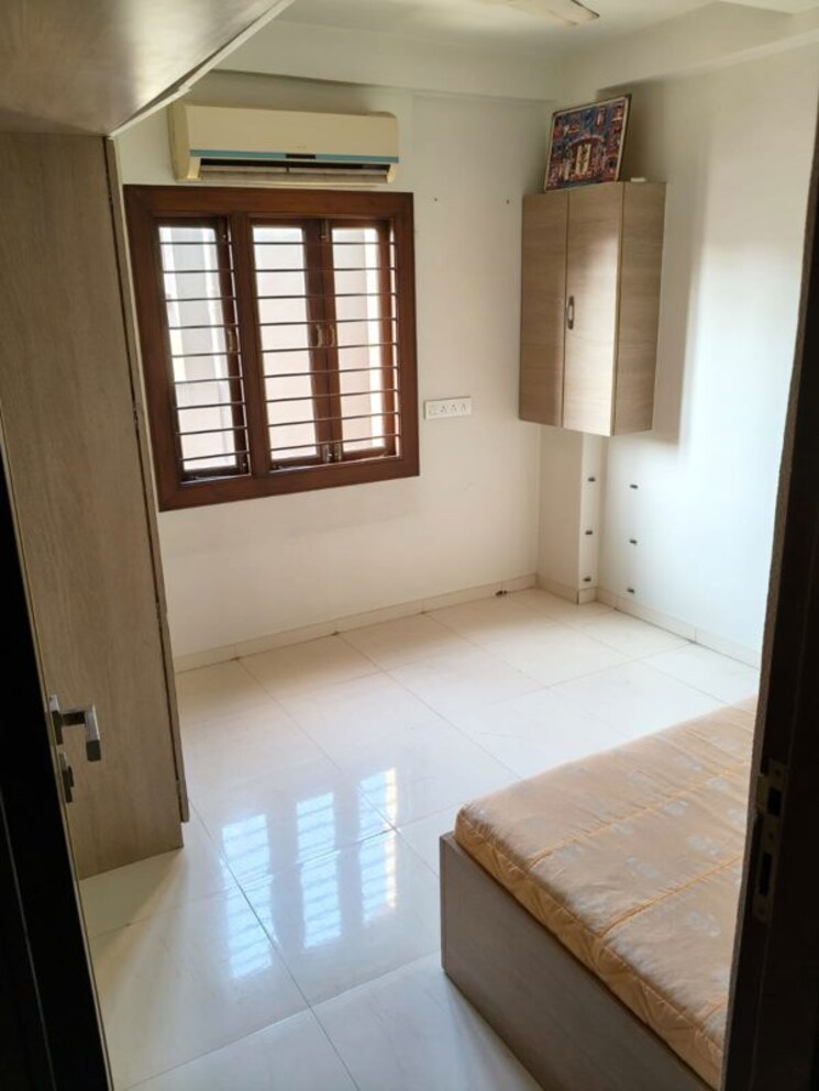 Room, naranpura 3 Bedroom 1800 Sq.Ft. Apartment In Naranpura Ahmedabad 9733503