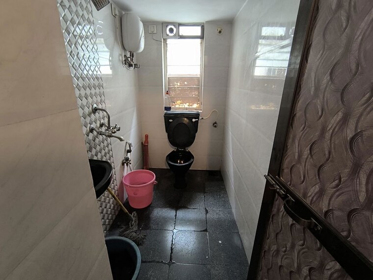 Bathroom, juhu-azad-nagar-chs 2 Bedroom 780 Sq.Ft. Apartment In Andheri West Mumbai 9734179